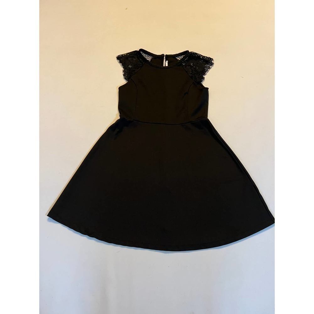 5/ $25 𝅺Elodie Black cap sleeve fit and flare dress M
